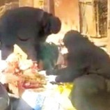 الجوع يدفع سكان صنعاء للبحث عن الطعام في أكوام النفايات