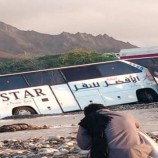 السيول تجرف باص نقل جماعي غرب المكلا