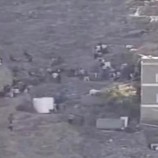 إصابة ثلاثة أشخاص في يافع إثر سقوط صخرة على منزلهم