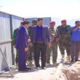 المحافظ بن الوزير يتفقد أعمال إنشاء أعمدة نقل الطاقة في عتق