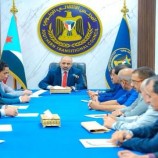 الرئيس الزُبيدي يرأس اجتماعا استثنائيا لرؤساء الهيئات التنفيذية بالمحافظات وعدد من دوائر الأمانة العامة