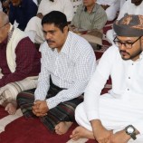 الكثيري والمحمدي يؤديان صلاة العيد مع جموع المصلين بمسجد الشهداء بالمكلا