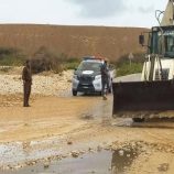 استمرار جهود فتح الطرق المتضررة جراء الحالة الجوي بالديس الشرقية