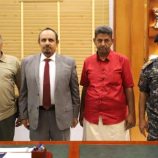 محافظ حضرموت يُكرِّم مواطنًا لتمثيله قيم الأمانة والإخلاص