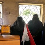 العميد المحمدي يكرم المناضلة أم هارون العكبري تقديرًا لمشاركتها في مليونية حضرموت أولًا بالمكلا