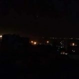 المكلا تحت رحمة الظلام والحرارة وصمت مطبق من السلطات يثير سخط الأهالي وسط انقطاع دام أكثر من خمس ساعات في لهيب الصيف