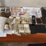 ضمن خطة المداهمات الواسعة.. أمن المكلا يداهم منزلًا ويضبط مروّجًا كبيرًا وكمية من الشبو في منطقة روكب بالمكلا