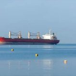 الحوثيون يفرغون النفط بخزانات بدائية والتسرب يهدد البحر الأحمر