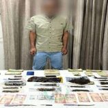 الحزام الأمني يطيح بأحد مروّجي المخدرات في أحد فنادق العاصمة عدن