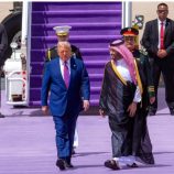 الرئيس الأمريكي #ترامب يصل #الرياض.. وولي العهد #محمد_بن_سلمان في استقباله