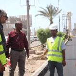 انطلاق أعمال سفلتة طريق حيوي بمديرية الشيخ عثمان بالعاصمة عدن