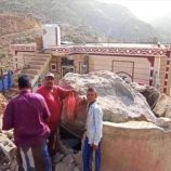 نجاة مواطنين من سقوط صخرة ضخمة بالضالع