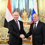 رئيس مجلس القيادة الرئاسي يبحث مع الرئيس الروسي تعزيز العلاقات الثنائية