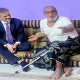 محافظ عدن يزور الفنان المسرحي “قاسم عمر” ويُوجه بتحمل تكاليف علاجه