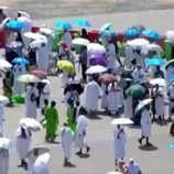 الحجاج يؤدون رمي الجمرات في أول أيام عيد الأضحى