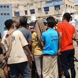 أهالي حي الخزان بـ #المكلا ينفذون وقفة احتجاجًا على تكرار الانقطاعات وضغط الأحمال