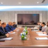 الرئيس الزُبيدي يبحث مع السفيرة البريطانية والبنك الدولي حلولًا عاجلة لأزمة الكهرباء والمستجدات السياسية