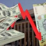 انهيار صرف العملة المحلية يكبد المواطنين معاناة كبيرة