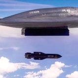 سفير أميركا لدى إسرائيل يلوّح باستخدام قاذفات “بي-2” ضد الحوثيين