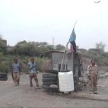 عنصر حوثي يحاول طعن أحد أفراد نقطة أمنية في الضالع