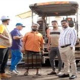 عدن.. مدير الشيخ عثمان يتفقد أعمال سفلتة محيط مستشفى الصداقة