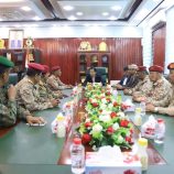 محافظ المهرة وقائد المنطقة العسكرية الثانية يبحثان مستجدات الأوضاع الأمنية والعسكرية بالمحافظة