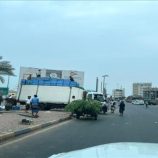 حادث مروري في فتحة كابوتا بعدن يتسبب بانقلاب شاحنة تجارية