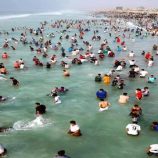 خفر السواحل ينقذ فتاة من الغرق في قصيعر بحضرموت