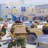 المحافظ بن الوزير يوقف مخالفًا مروريًا ويوجّه بتعزيز الانضباط في شوارع عتق