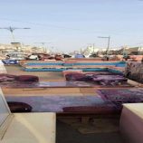 الفقر يجبر أهالي عدن على بيع أثاث منازلهم في سوق الحراج