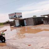 لحج.. الدفاع المدني ينقذ 6 أشخاص من وسط السيول و ينتشل جثث 3 أخرين ويحرر قرية المناصرة من السيول