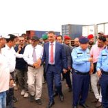 محافظ العاصمة عدن يتفقد ميناء الحاويات ويوجّه بالحفاظ عليه كمرفق سيادي واستراتيجي