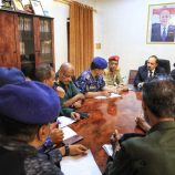 محافظ حضرموت يعقد اجتماعًا بالقيادات الأمنية والعسكرية ويوجه كلمة مهمة لأبناء المحافظة