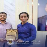 السقاف يكرم الباحث د. عمار عسيري بدرع التميز العلمي