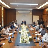 في اجتماعٍ تربوي مهم استعدادًا للعام الدراسي الجديد ..  محافظ حضرموت : التعليم مشروع وطني لبناء المستقبل  والتنمية الحقيقية تبدأ من الفصل الدراسي