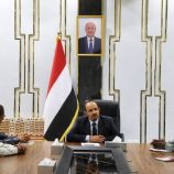 محافظ حضرموت يناقش خطة مركز الدراسات للعام 2025 ويتسلم كتابًا عن تاريخ المكلا