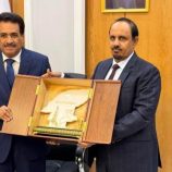 السلطة المحلية بحضرموت تكرم السفير بلفقيه تقديرًا لجهوده