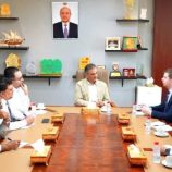 محافظ عدن يبحث مع مدير مكتب المبعوث الأممي التطورات الاقتصادية والتنسيق المشترك