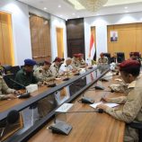 وزير الدفاع ومحافظ حضرموت يترأسان اجتماعاً موسعاً للجنة الأمنية بالمحافظة