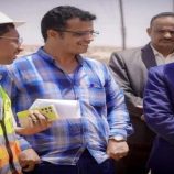 محافظ شبوة يطلع على تجهيزات محطة كهرباء عتق وخطط الطاقة الشمسية