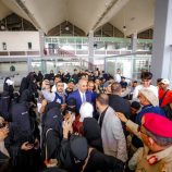 الرئيس الزُبيدي يودّع طلاب المنحة الدراسية الإماراتية إلى أبوظبي ويحثهم على التميز العلمي