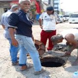 تواصل أعمال إزالة مخلفات السيول وتنظيف مجاري الأمطار في التواهي