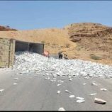 شبوة.. انقلاب قاطرة محملة بالأحجار في عقبة المجازة