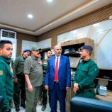 الرئيس الزُبيدي يزور شرطة العاصمة عدن ويطّلع على سير العمل في إداراتها