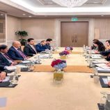 الرئيس الزُبيدي ونائبه اللواء البحسني يلتقيان سفيري بريطانيا وفرنسا والقائم بأعمال السفير الأمريكي لدى بلادنا