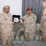 الفريق الداعري يمنح قائد ألوية العمالقة درع وزارة الدفاع