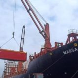 حركة ملاحية نشطة في ميناء المكلا تدعم الأمن الغذائي للسوق المحلية