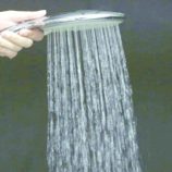 الاستحمام بالماء البارد.. بين مخاطر على القلب وفوائد للصحة