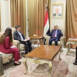 رئيس الوزراء يستعرض مع السفير الأمريكي العلاقات الثنائية وجهود دعم الحكومة للقيام بواجباتها