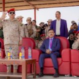 وزير الدفاع ومحافظ شبوة يتفقدان جاهزية الوحدات العسكرية والأمنية ويؤكدان على تعزيز القدرات القتالية.